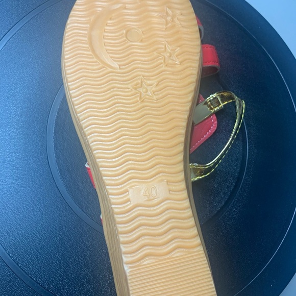Women’s Two Tone Red and Gold Wedge Slip in Sandals 8 - Picture 3 of 3